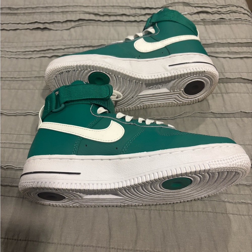 Nike Air Force 1 Green and White High-Top Sneakers - Picture 2 of 5